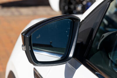 フォルクスワーゲン T-Cross：ブルーミラーも装着している