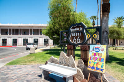 ニードルス駅前にもルート66サイン
