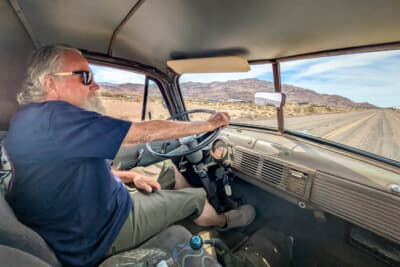 オーナーの運転で近所のバーまで乗せてくれた