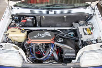 フィアット チンクエチェント トロフェオ：フロントに搭載される水冷4気筒OHVエンジンは、アバルトがチューニングした