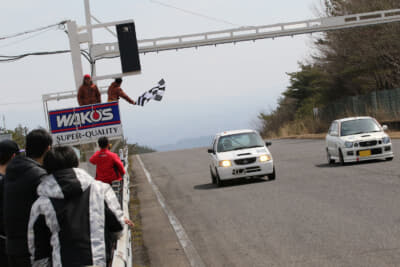 2クラスのチェッカー。968号車 大柴泰我と802号車 舟山 康のバトルは最後の最後までもつれ、僅差で大柴が逃げ切り復帰戦を最高の結果で飾る