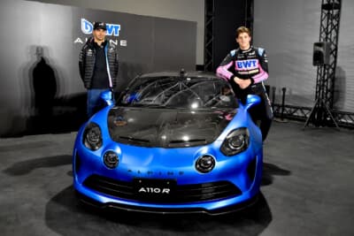 エステバン・オコン選手（左）とジャック・ドゥーハン選手（右）。A110 R チュリニを囲んで記念撮影