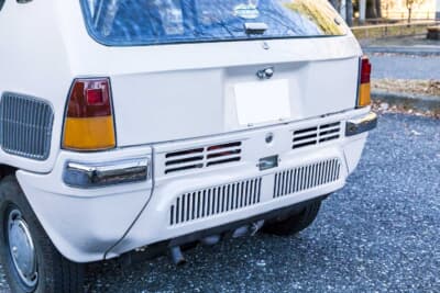 スズキ 4代目 フロンテ：リアバンパー周辺にはエアスリットが設けられている