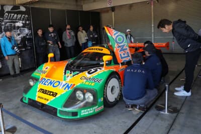 展示されたマツダ 787Bの周りには、たくさんのマツダロータリーファンが集結