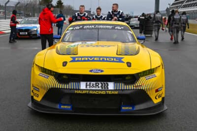 スタートグリッドへ向かうフォード マスタングGT3。カッコいいです