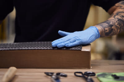 インテリア・トリム・センターのチームは、天然木と他素材の組み合わせによる手作りのデザインベニアの開発にも常時取り組んでいる