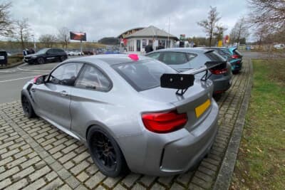 ツーリスト走行の駐車場。停まっているクルマを見ているだけでも十分楽しいです