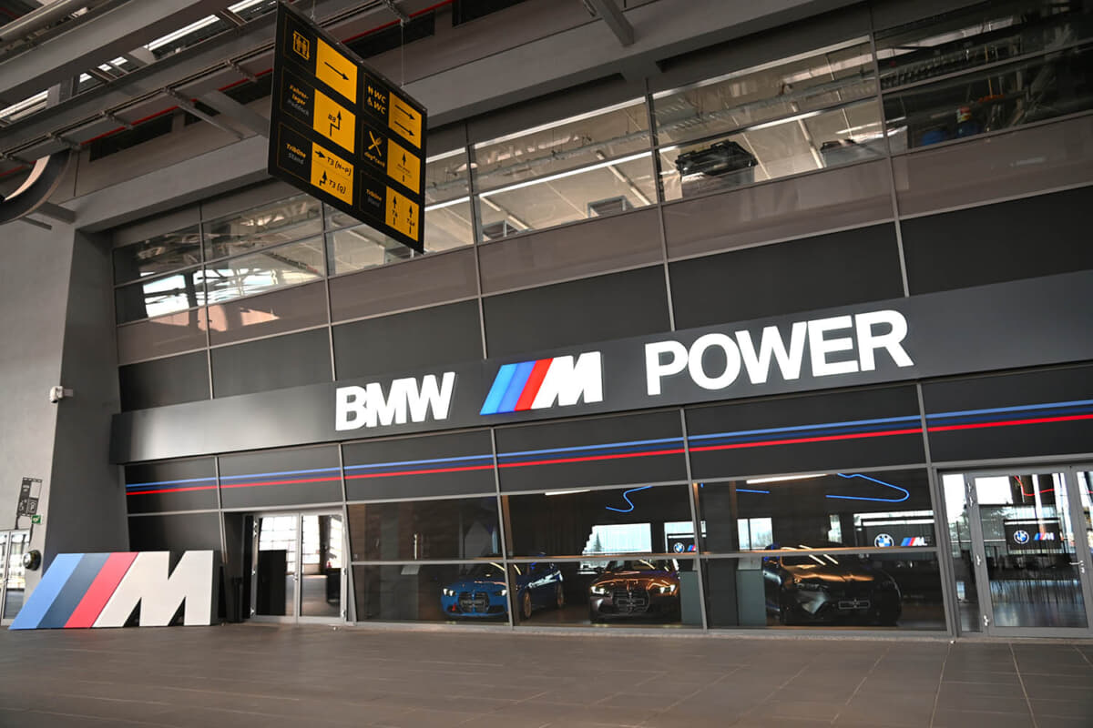 ニュルブルクリンクのグラスタ裏のBMW Mのショールームにはグッズも販売されています