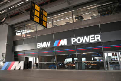 ニュルブルクリンクのグラスタ裏のBMW Mのショールームにはグッズも販売されています