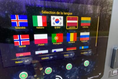 フランスのサービスエリアのEV充電設備。さまざまな言語が選択できますが、日本語設定はありませんでした