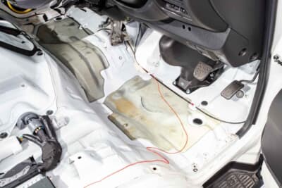 【before】ハイエースの静音化でもっとも効果 的 なのがエンジンル ーム。AT- AQ450＋AT-AQ430を用いるこ とでエンジン音を大幅に低減できる