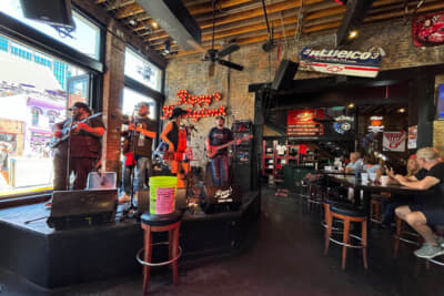 店内はこんな感じ。昼間っから音楽とグルメとビール