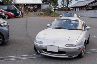 ユーノス ロードスター：今回のツーリングの最終目的地、イタリアレストラン「マルブン」に向かう前田さん夫妻