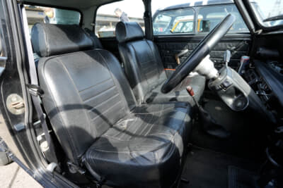 ローバー ミニ クーパー 1.3：「ミニのシートは悪いですね」と言いながらも、ノーマルのモケット地のシートにカバーを装着しているのはダメージ軽減のため