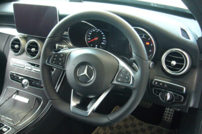 ハンドルは握りやすい太さ。グリップ性に優れ、湿度や高温に耐えるナッパレザーを採用。写真はC220d