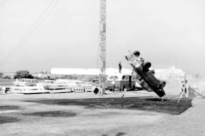 1962年、ジンデルフィンゲン工場の試験場で行われたW111／220SEクーペのロールオーバーテスト。W111／220SEクーペはセダンとともに安全ボディが導入され、前後衝撃吸収式ボディ構造（フルモノコック）と頑丈な客室構造を採用していた（カブリオレ含む）