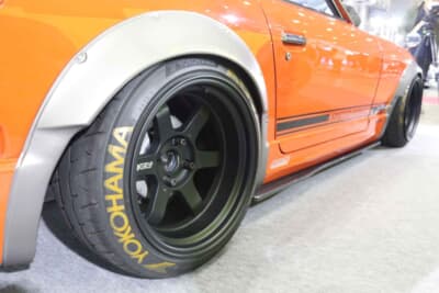 日産 フェアレディZ：ホイールは、RAYS VOLKRACING TE37V（フロント17×9.5J-15、リア17×10J-20）、タイヤはヨコハマタイヤのADVAN NEOVA（フロント205/45R17、リア225/45R17）