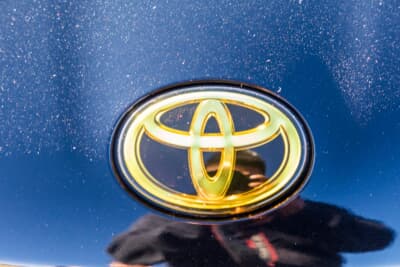 TOYOTA 86：フロントのゴールドトヨタエンブレムはグラージオ製をチョイスしている