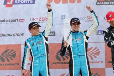 2位でフィニッシュしたANEST IWATA Racing。イゴール・オオムラ・フラガ選手（左）、安田裕信選手（右）