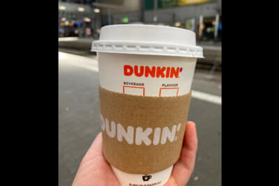 ミュンヘン中央駅で購入したダンキンドーナツのコーヒー。日本のみなさんには懐かしいかもしれません。ダンキンドーナツはドイツで主流のドーナツチェーン店です。朝の時間はコーヒーが2ユーロだったのでラッキーでした