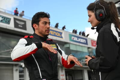 走行後はすぐにエンジニアの元へ行き、インプレッションを報告するジュリアーノ・アレジ選手