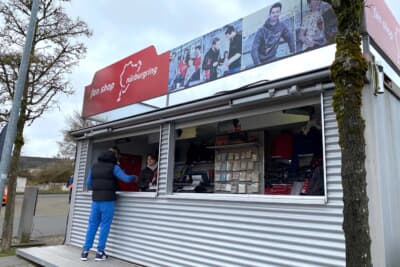 ツーリスト走行の駐車場には小さいですがニュルブルクリンクのオフィシャルショップがあります