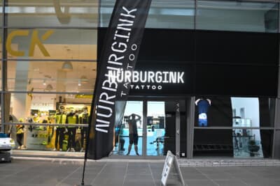ニュルブルクリンクのグラスタ裏のショップにはタトゥースタジオもあります