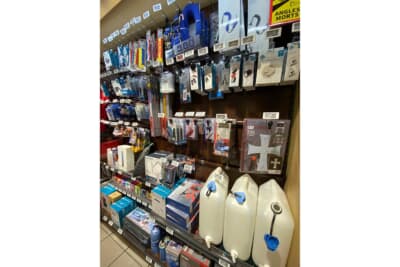 フランスのサービスエリアのショップ。品揃えはドイツと少し違っていて見ているだけでも楽しいです。トラックドライバーさん専用の物が多い気がします