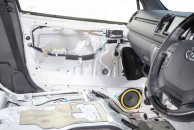 【before】サイドウォールにもAT-AQ450＋ AT-AQ430を重ねて用いる。制振 に加えて遮音効果を高めることでロ ードノイズなどの抑制に役立つ