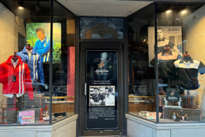 ショーウインドウを見ていた無名のエルヴィスに店主が「中に入れよ」と声を掛けると、「お金がまったくないんです。でも、将来、リッチになったら……」と彼は答えた。その出会いがふたりの生涯のつき合いになったとか。いい話です