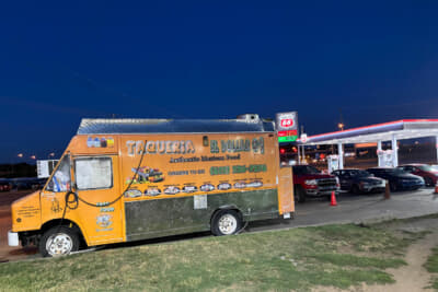 ガソリンスタンド脇に怪しげなフードトラックを発見