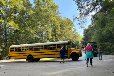 洞窟の入り口までは、旧型のボンネットバスで移動