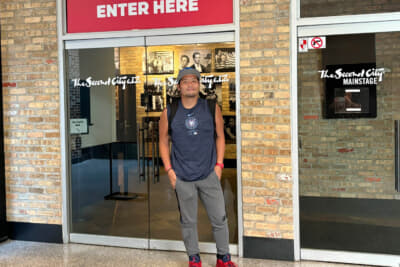 シカゴでスタンドアップ・コメディアンとして活躍する“Saku”さん