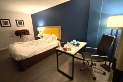 部屋はこんな感じ。仕事モードに戻った