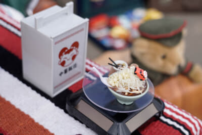 「トライアングル」のメンバー、谷口さつきさんはデコスイーツだけではなく、デコラーメンも得意分野。マシマシもやしのトッピングはリアル度満点