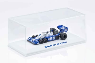 ケースと台座も付属される。カラーリングに合わせて台座の色が異なる