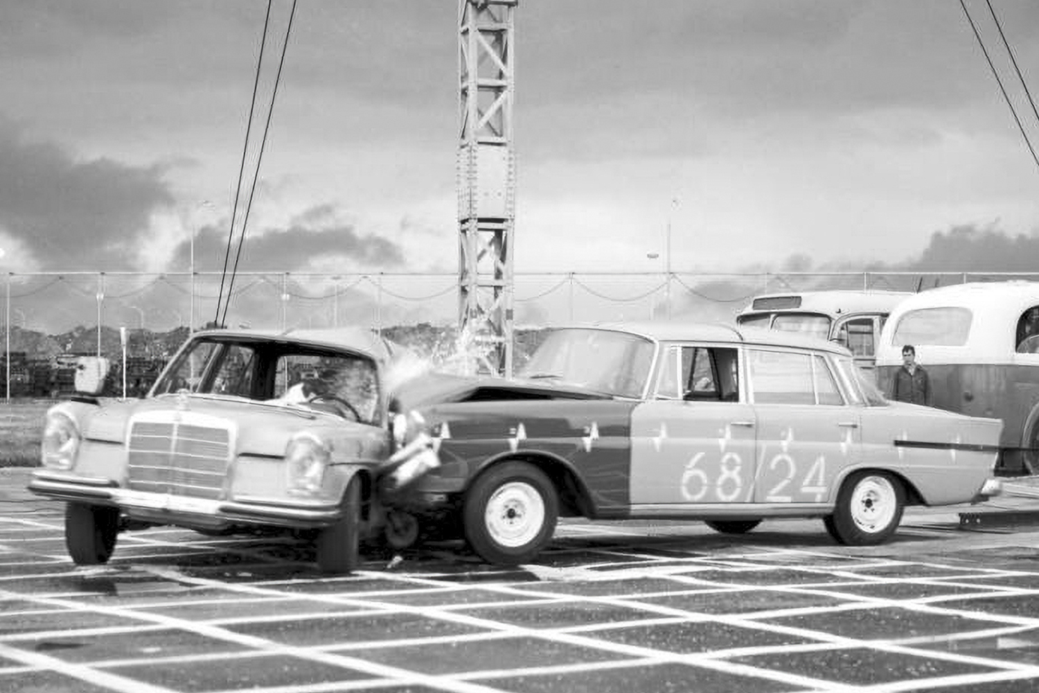 世界初の「衝撃吸収式ボディ」はメルセデス・ベンツが採用！ クルマの