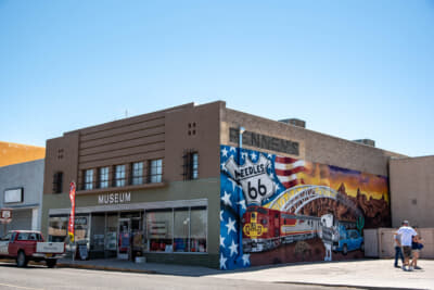 ニードルス・リージョナル・ミュージアムの壁にはルート66サインと、スヌーピーの兄が描かれる
