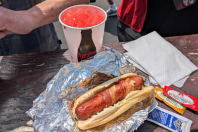 ランチにベーコン巻きホットドッグをいただいた