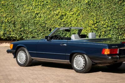 7万8400ドル（邦貨換算約1170万円）で落札されたメルセデス・ベンツ「560SL」（C）Courtesy of RM Sotheby's