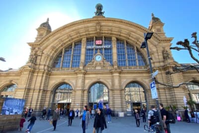 フランクフルト中央駅。この日はとても良いお天気に恵まれました