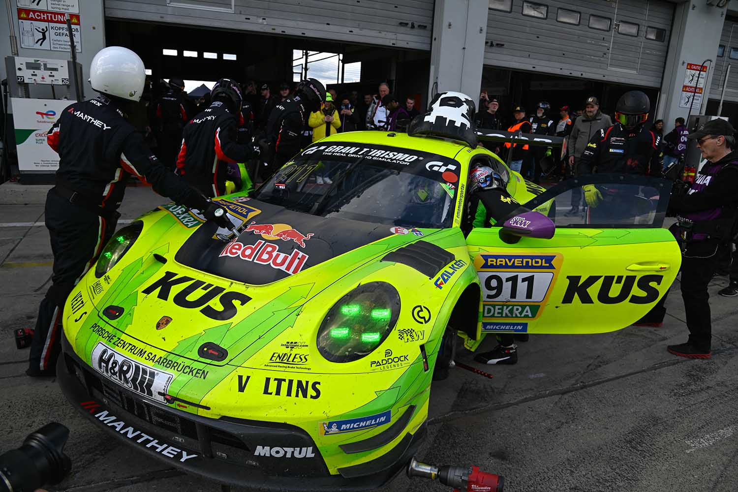 いよいよニュルブルクリンク耐久シリーズ開幕！ パドックを歩きまわった後はモータースポーツ感満載のレストランでディナータイム【みどり独乙通信】