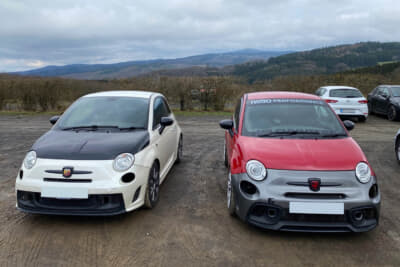 ツーリスト走行の駐車場にはさまざまな国の車種が並んでいて、見ているだけでも楽しいです