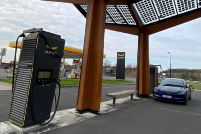 フランスのサービスエリアの屋根付きの最新の充電設備