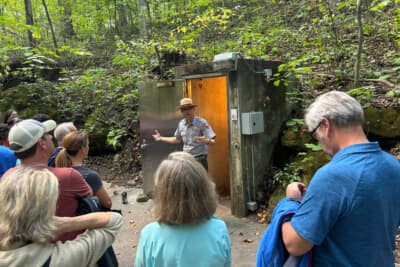 洞窟に入る前にレンジャーから注意事項を聞く