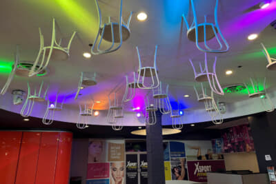 有名な劇場「セカンド・シティ」のホール。芝居は椅子さえあればできる、というメッセージが込められている