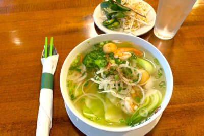 Airbnbのオーナーに推薦されたベトナム料理店でフォーをいただく