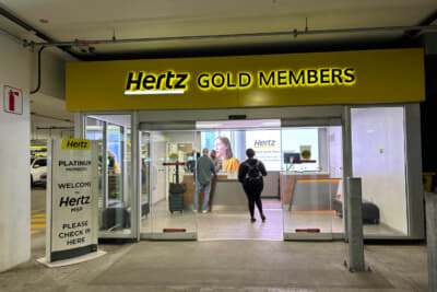 空港のハーツ・レンタカー・オフィス。お世話になりました