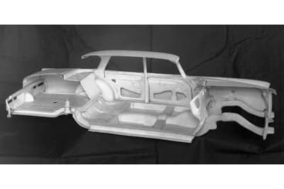 1959年デビューのW111／220SEbは前後衝撃吸収式ボディ構造（フルモノコック）と頑丈な客室構造であると簡単に識別できる