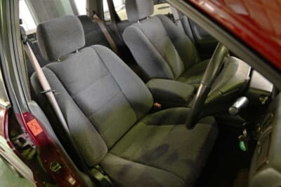 大きな座面と肉厚なクッションのシート